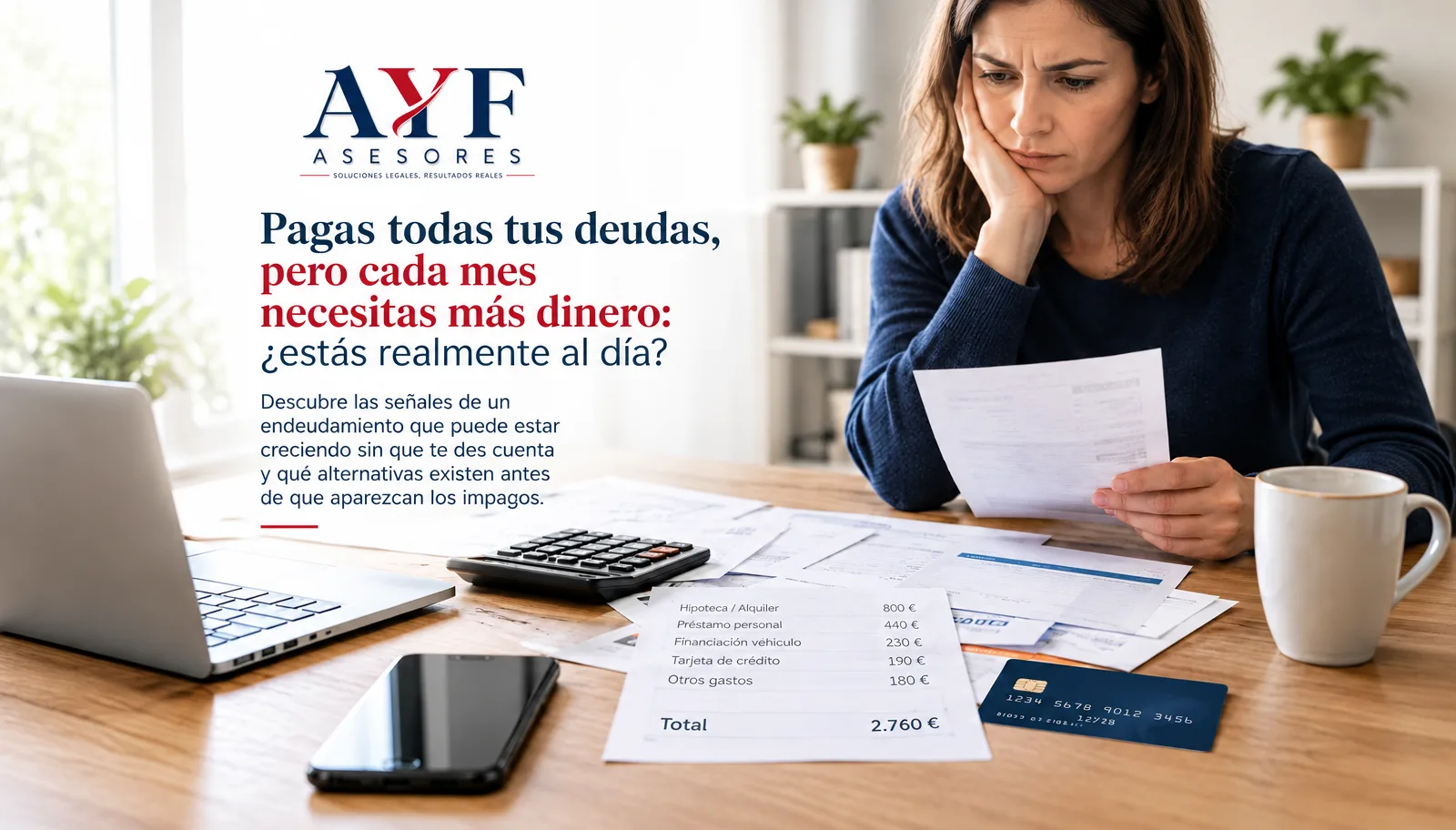 AyF Asesores: mujer preocupada revisando sus gastos mensuales y deudas en la mesa de casa.